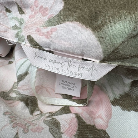 VICTORIA SECRET Watercolor Dreams Silk
Chiffon Floral Print Kimono
Robe - Picture 8 of 8